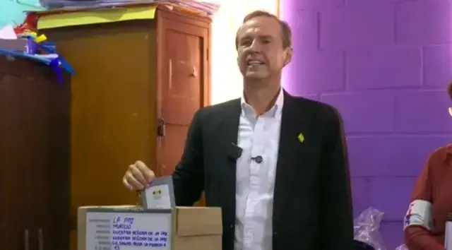 Tuto Quiroga emite su voto en La Paz