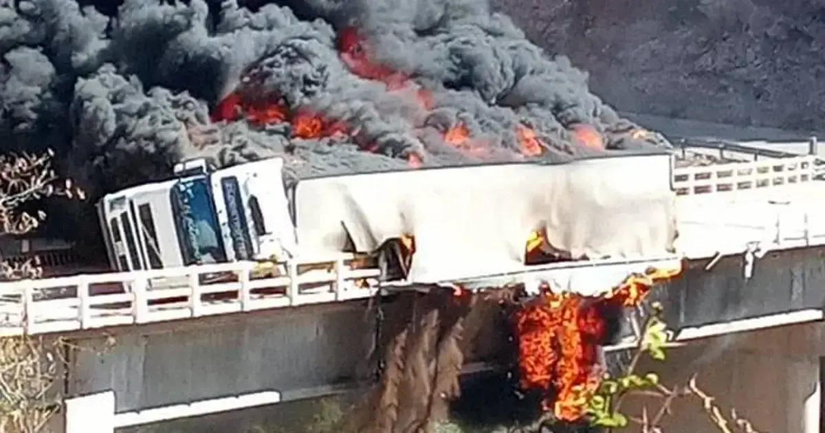 Camión completamente envuelto en llamas sobre un puente