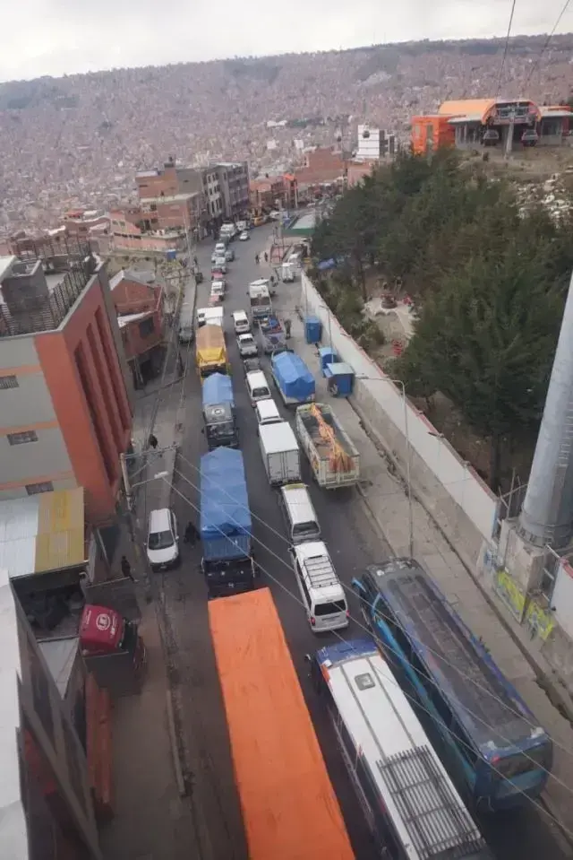 Las filas de vehículos en los surtidores de La Paz, el pasado martes.