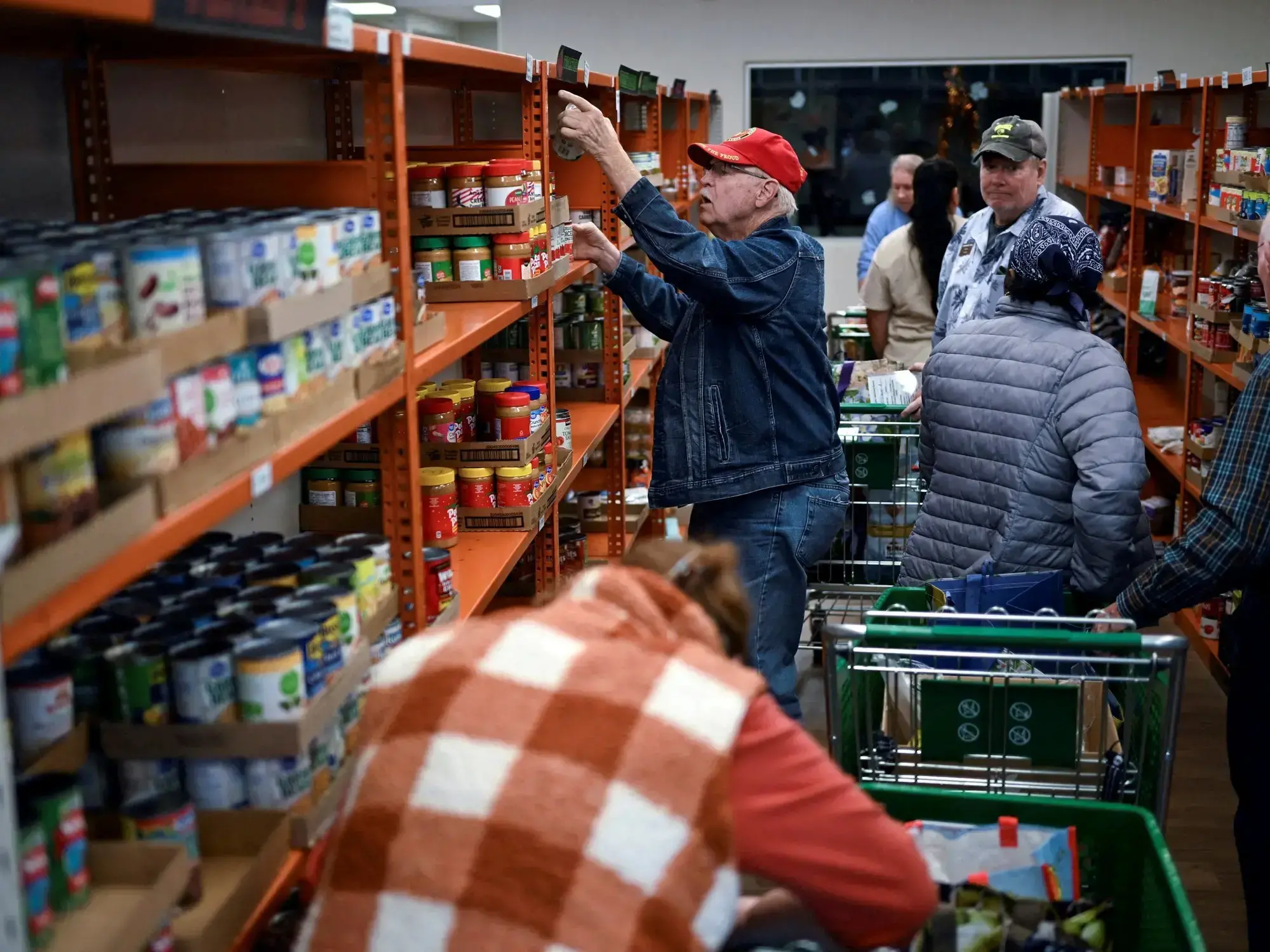 Personas seleccionan alimentos en la despensa de alimentos Community Table en Arvada, Colorado.