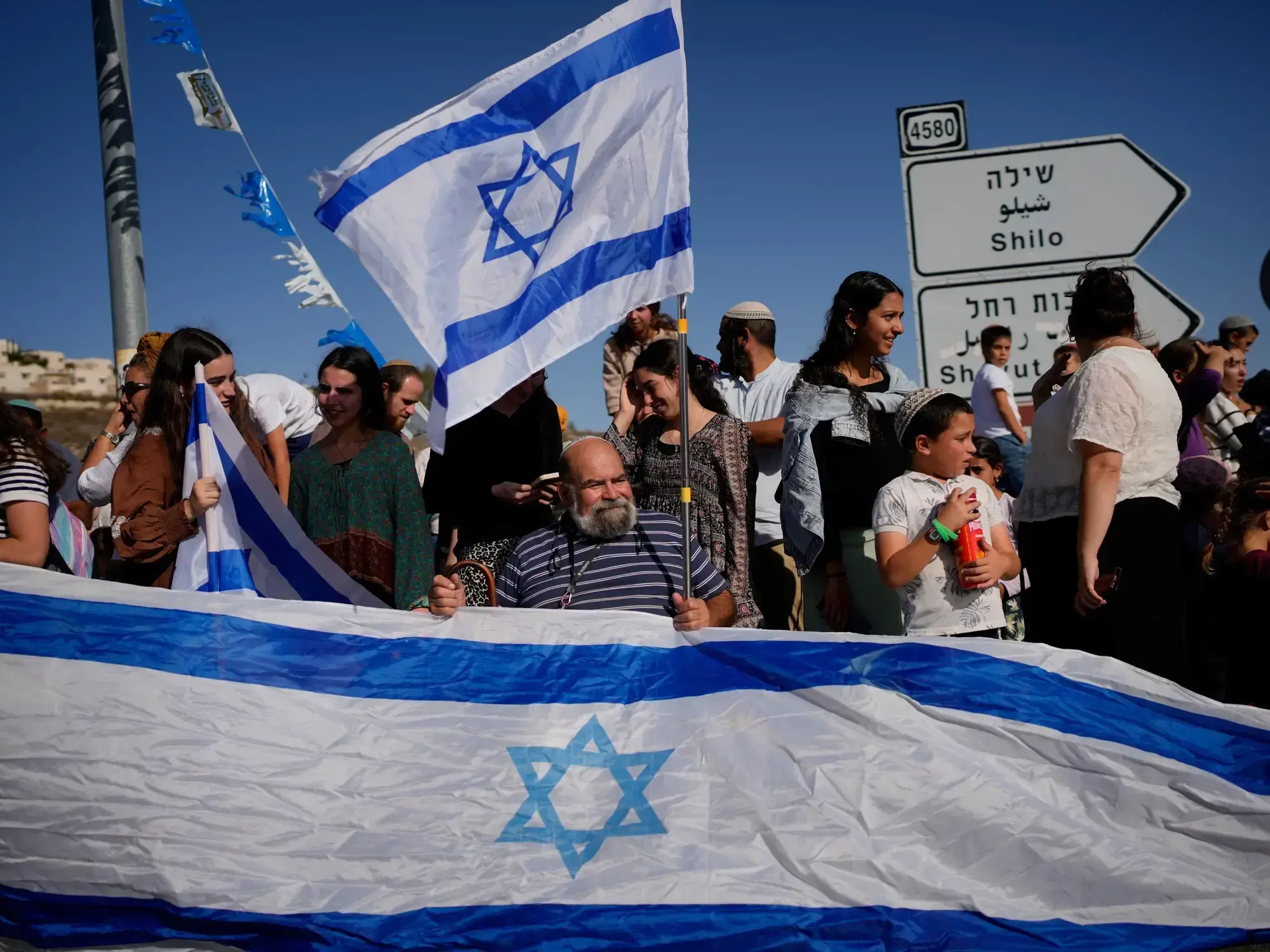 Familiares reciben a un rehén liberado por Hamas en un asentamiento de Cisjordania.