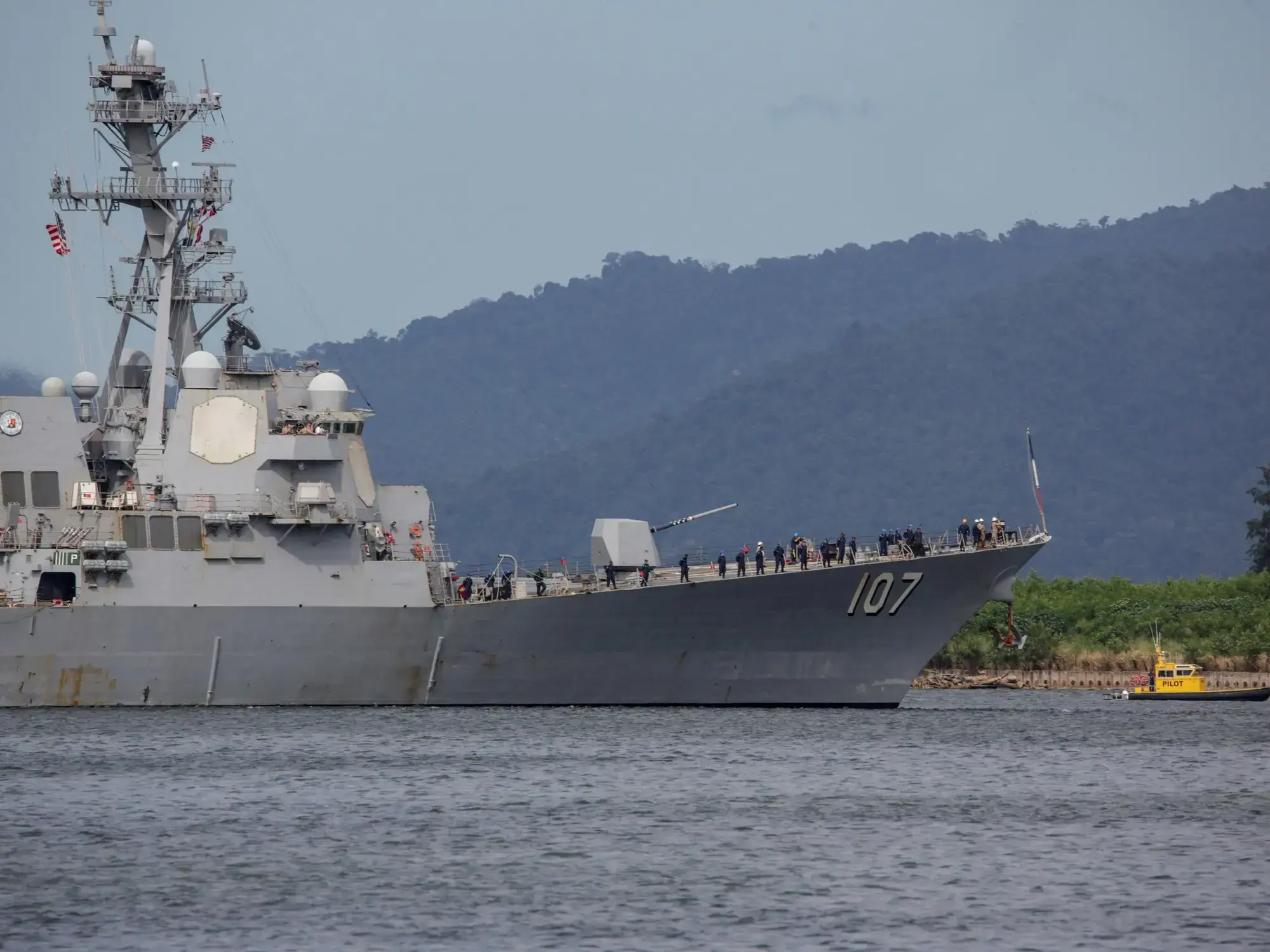 El destructor USS Gravely llega al puerto para realizar ejercicios militares en Puerto España, Trinidad y Tobago.