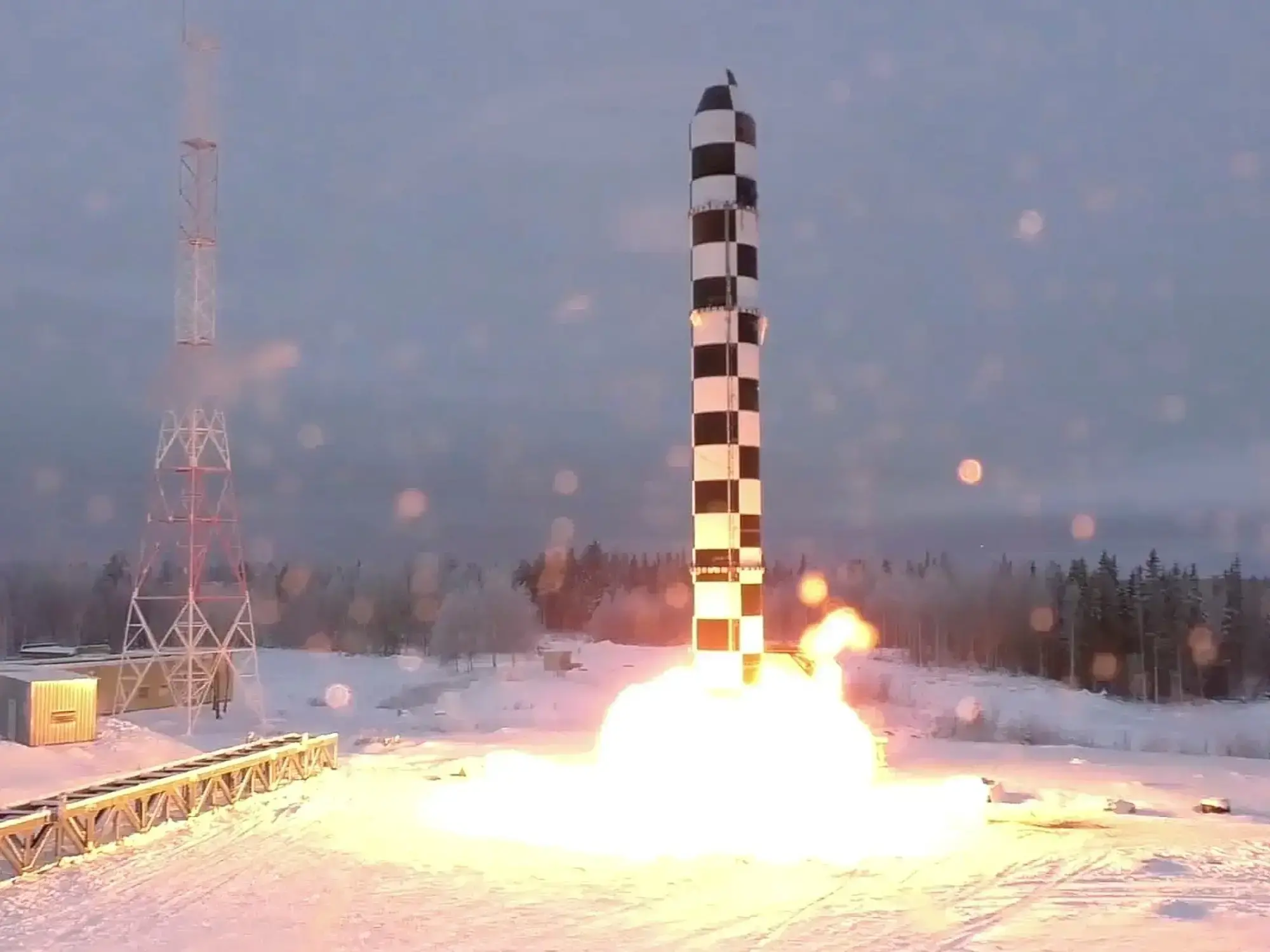 El nuevo misil balístico intercontinental Sarmat despega durante un lanzamiento de prueba desde un lugar no revelado en Rusia