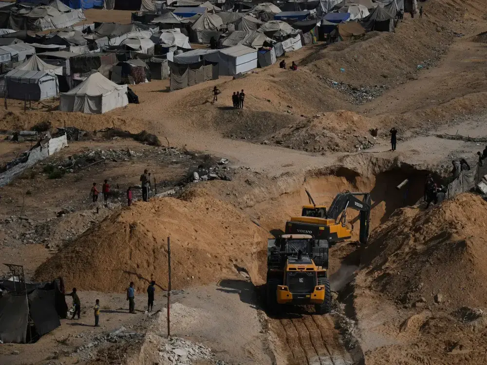 Tractores de las fuerzas egipcias ayudan a buscar cadáveres de rehenes bajo las ruinas en Khan Younis