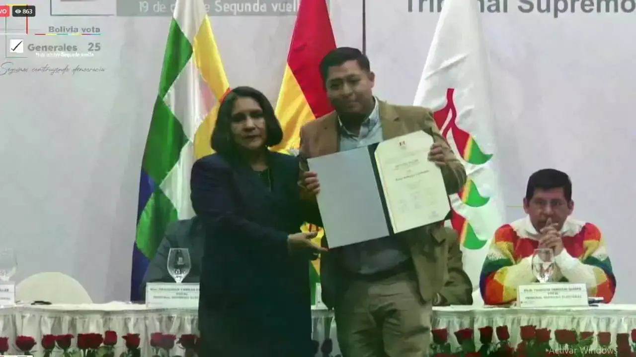 Uno de los legisladores electos, en el acto de entrega de credenciales 2025.