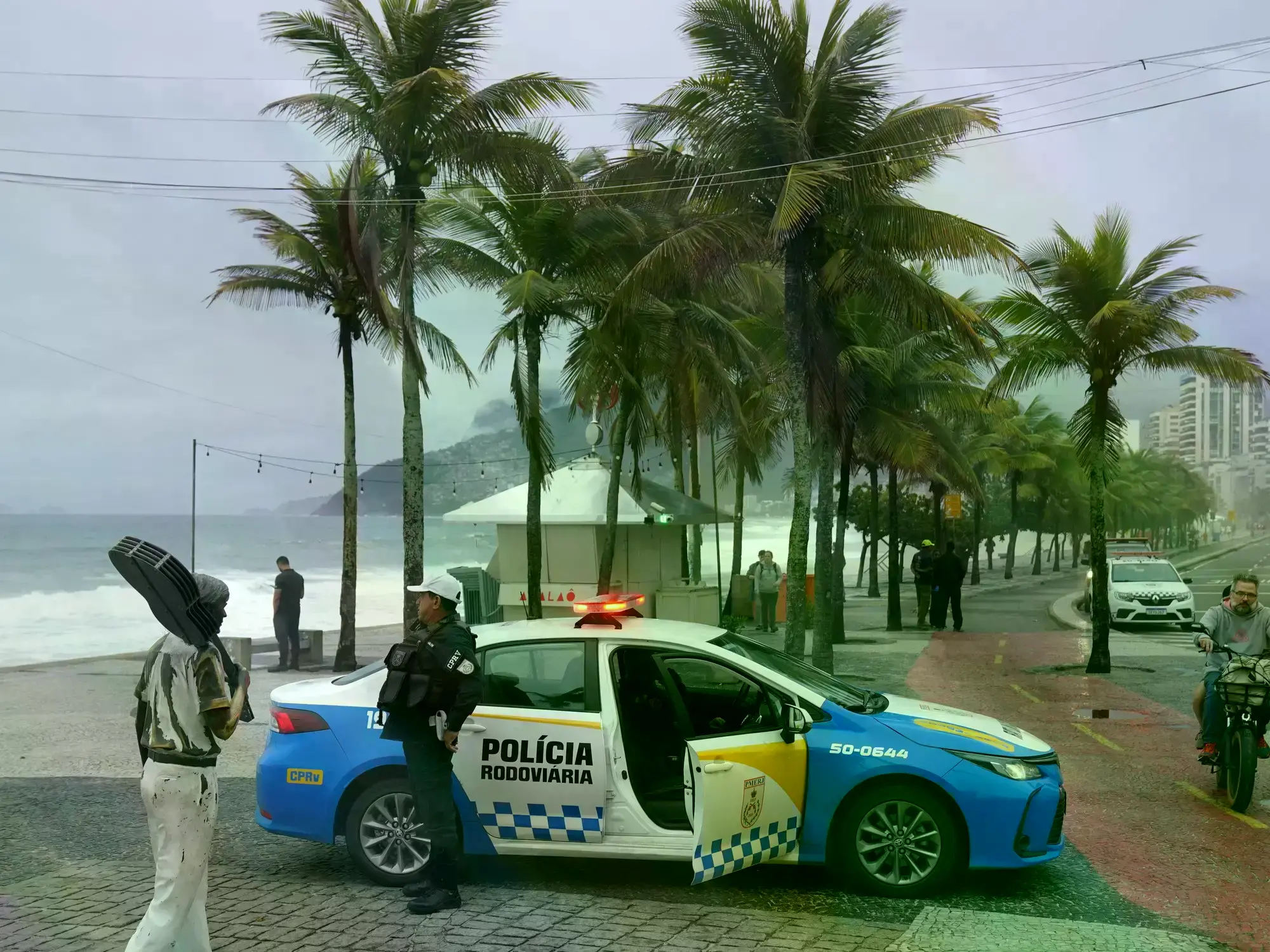 Un patrullero sobre la playa de Ipanema, este jueves.