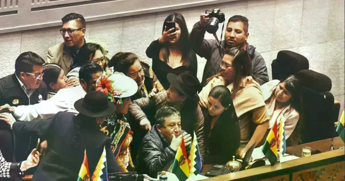 Funcionarios retiran enseres de la Asamblea Legislativa Plurinacional