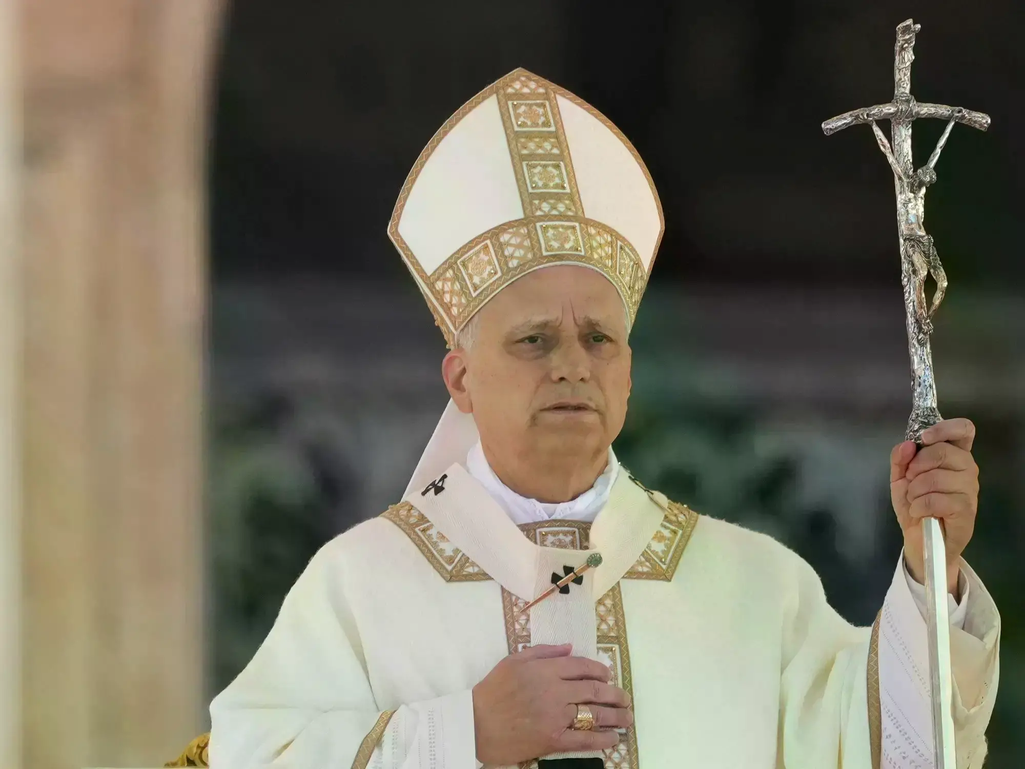 El Papa León XIV saluda a la multitud en la Plaza San Pedro, en el Vaticano.
