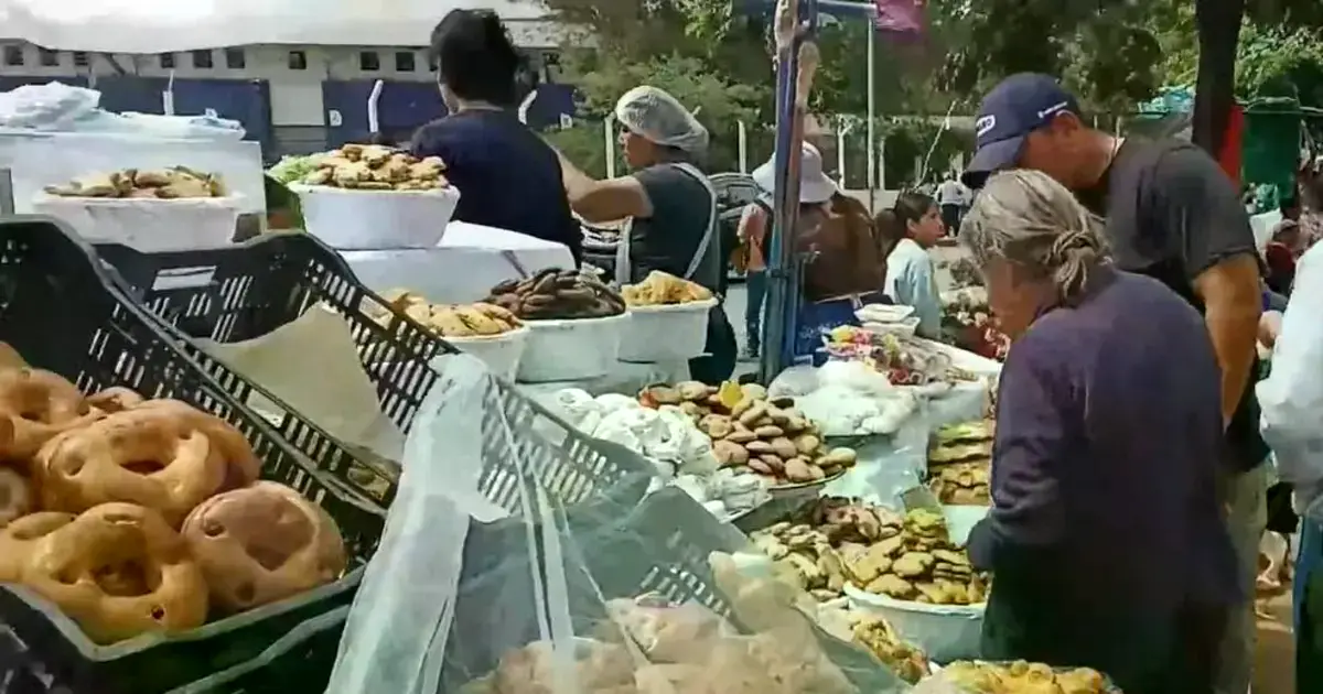 Puestos de venta de masitas y flores en la feria de Todos Santos