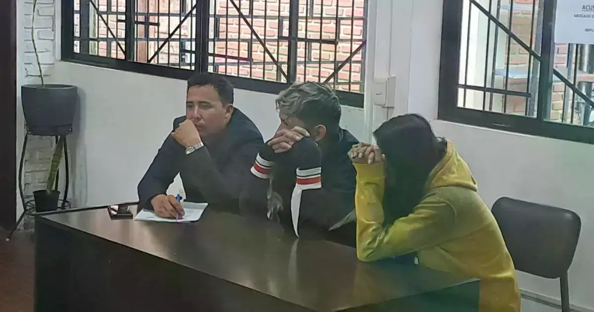 Los dos acusados (centro y derecha) estuvieron ante el juez el viernes