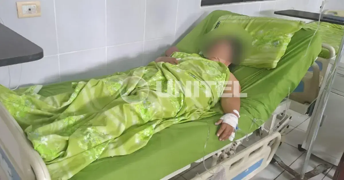 La mujer herida en su cama de hospital