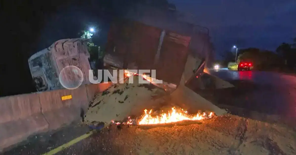 El camión con carga ardió por varias horas