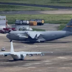Avión de carga C-17 y avión cisterna KC-130J en la antigua Estación Naval Roosevelt Roads en Ceiba, Puerto Rico.
