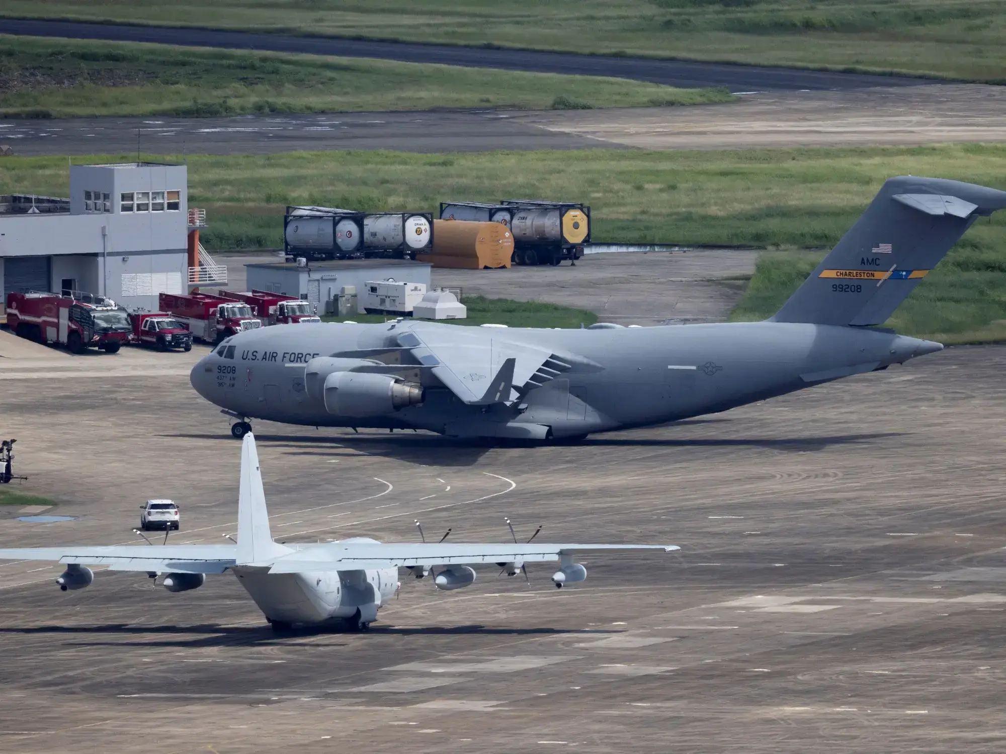 Avión de carga C-17 y avión cisterna KC-130J en la antigua Estación Naval Roosevelt Roads en Ceiba, Puerto Rico.