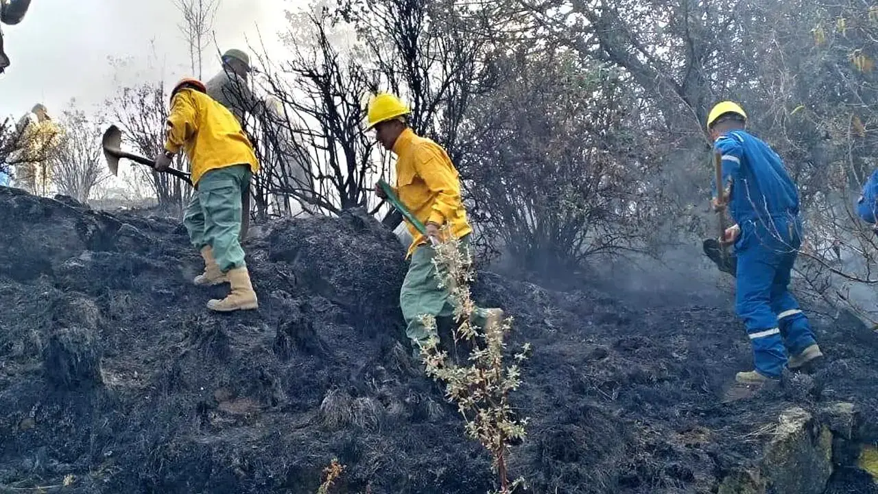 Efectivos militares sofocan un incendio.