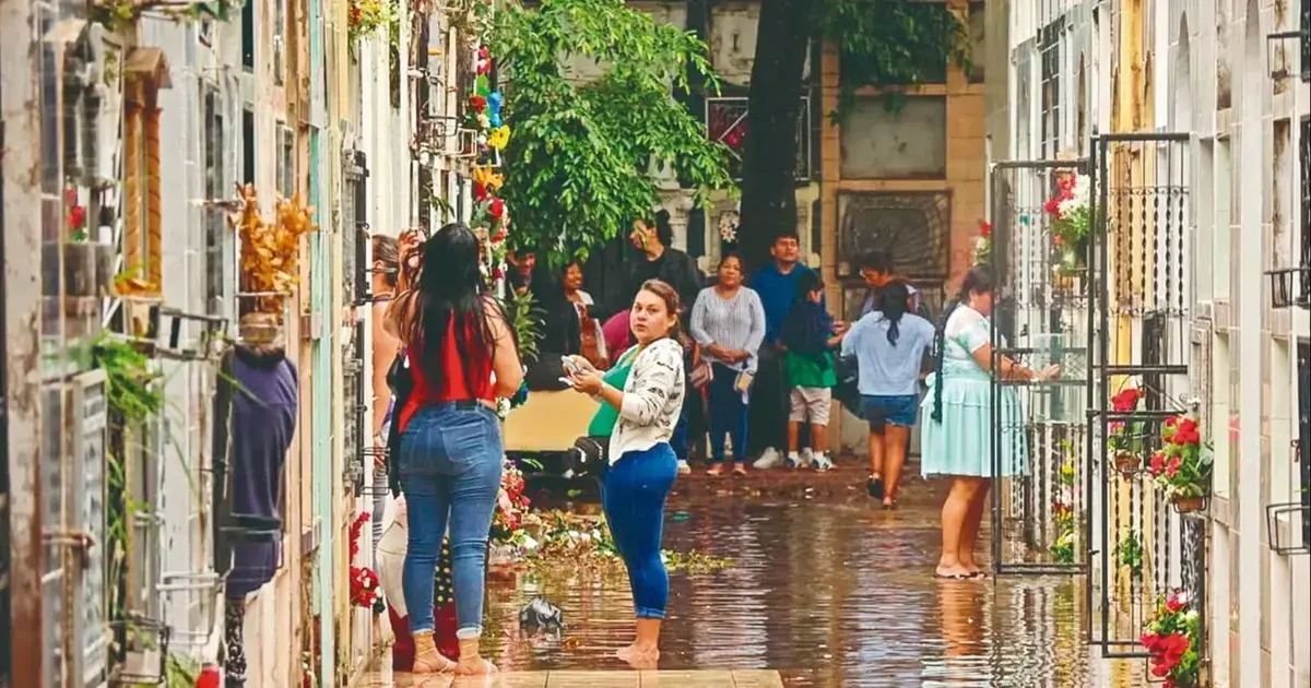 Pasillo del cementerio La Cuchilla cerca del mediodía