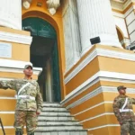 Militares vigilan el ingreso principal al Palacio Legislativo por donde ingresará el presidente Rodrigo Paz.