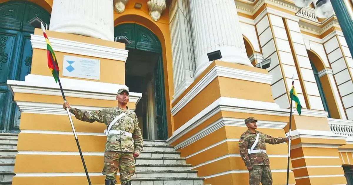 Militares vigilan el ingreso principal al Palacio Legislativo por donde ingresará el presidente Rodrigo Paz.