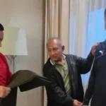 Edmand Lara se toma las medidas para la confección de su traje policial.