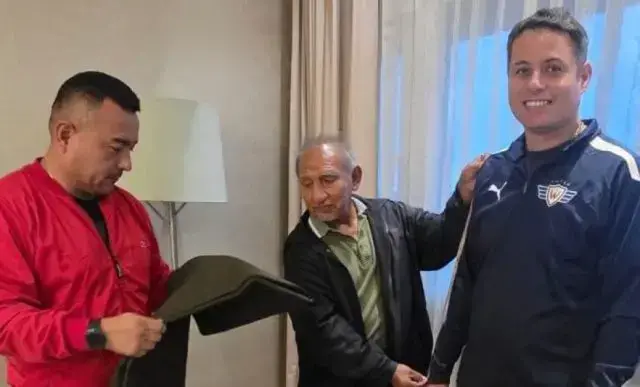 Edmand Lara se toma las medidas para la confección de su traje policial.