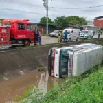 El vehículo quedó volcando dentro del canal de drenaje