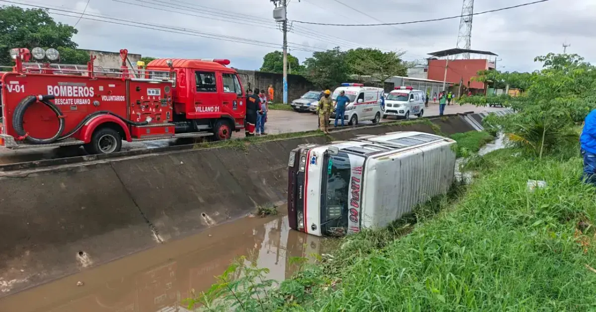 El vehículo quedó volcando dentro del canal de drenaje