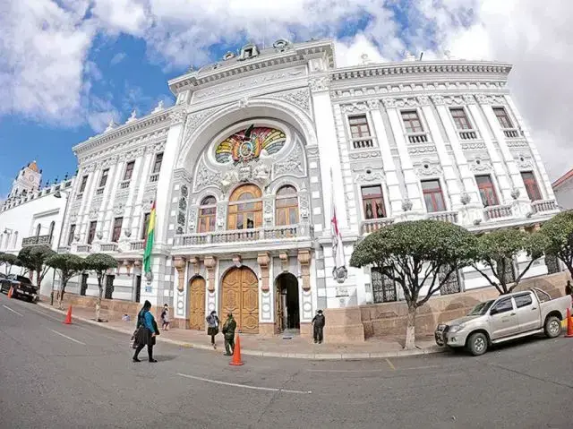 Vista del edificio histórico donde funciona la administración departamental.
