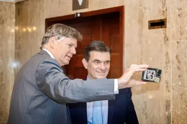 El subsecretario de Estado Christopher Landau junto a Rodrigo Paz.