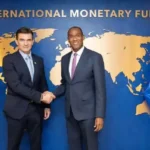 El presidente electo de Bolivia, Rodrigo Paz (i), y Nigel Clarke, subdirector gerente del Fondo Monetario Internacional (FMI)