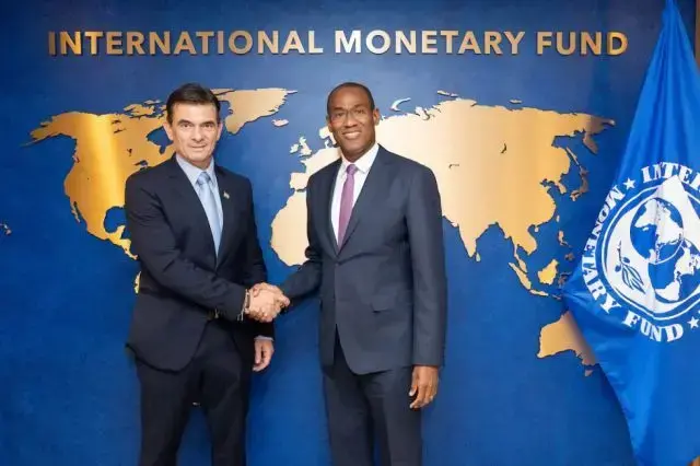 El presidente electo de Bolivia, Rodrigo Paz (i), y Nigel Clarke, subdirector gerente del Fondo Monetario Internacional (FMI)