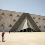 Vista del Gran Museo Egipcio cerca de las pirámides de Giza.