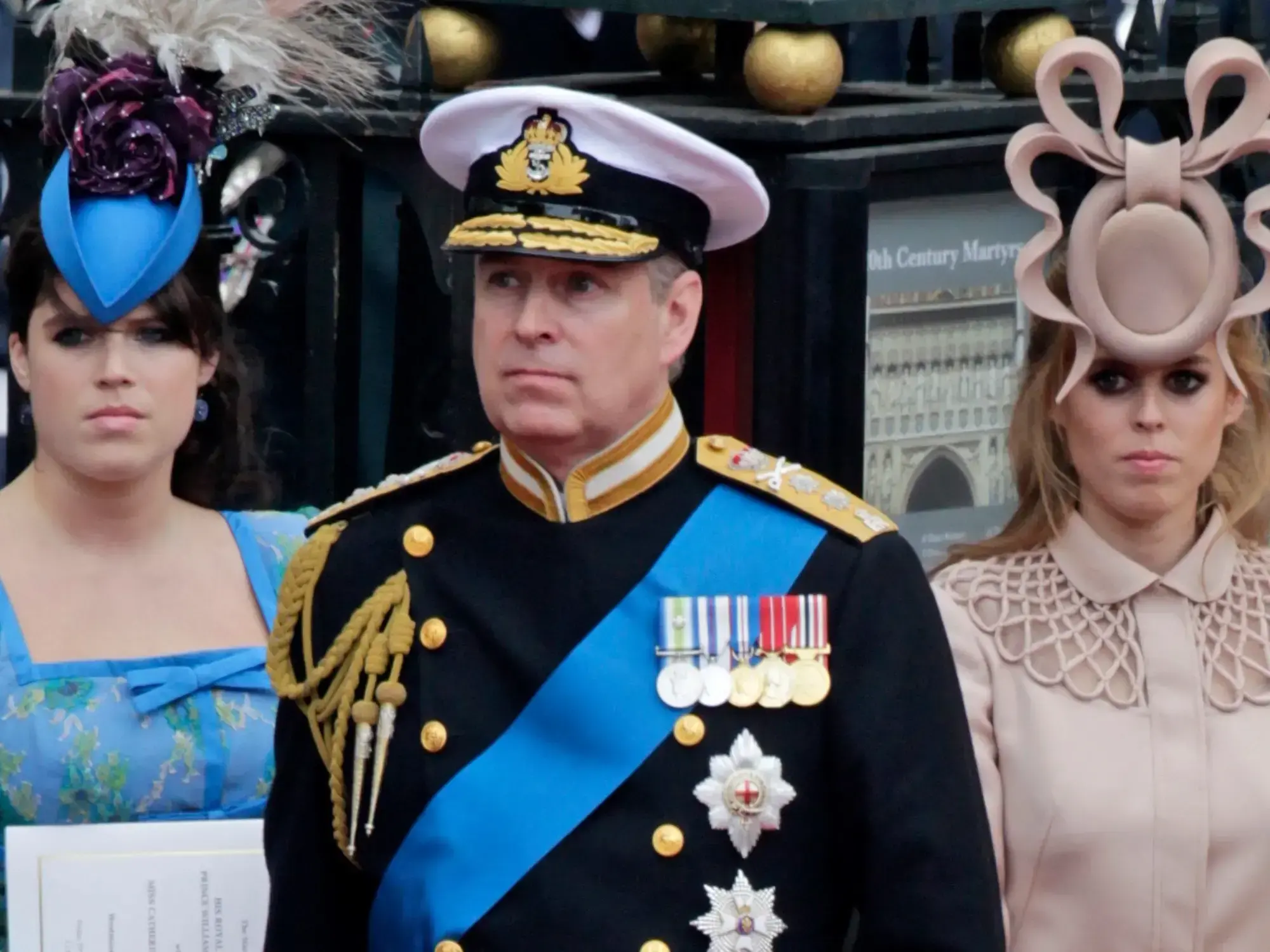 El príncipe Andrés junto a sus hijas, Eugenie y Beatrice