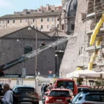 Imagen del segundo derrumbe de la Torre dei Conti durante las labores de rescate.