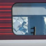 Un forense toma fotos dentro del tren donde sucedió el ataque.