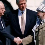 Yitzhak Rabin, Bill Clinton y Yasser Arafat en la Casa Blanca en 1993