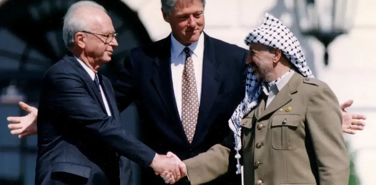 Yitzhak Rabin, Bill Clinton y Yasser Arafat en la Casa Blanca en 1993
