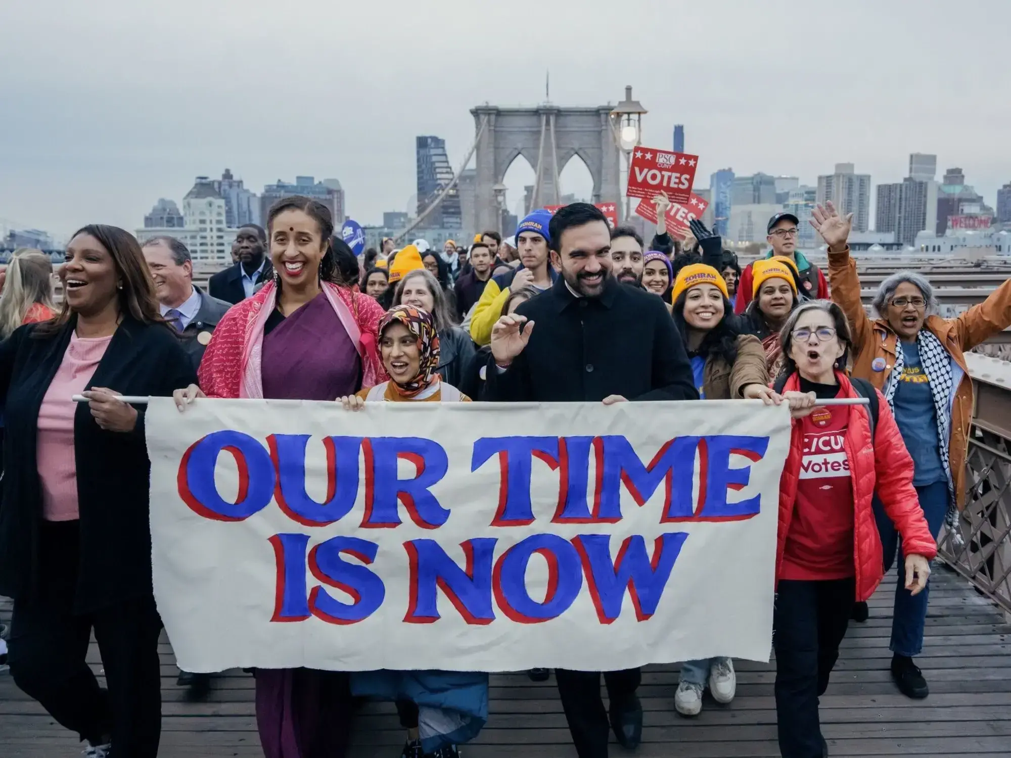 Zohran Mamdani, candidato a la alcaldía de Nueva York, saluda a personas en Brooklyn