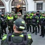 Un grupo de policías forman en una de las calles de la ciudad de La Paz.