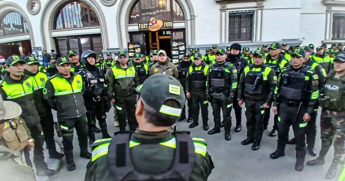 Un grupo de policías forman en una de las calles de la ciudad de La Paz.