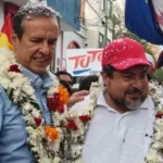 El diputado Edgar Zegarra junto a Tuto Quiroga.