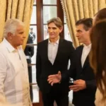 El presidente electo de Bolivia, Rodrigo Paz (d),se reunió con el mandatario panameño José Raúl Mulino (i).