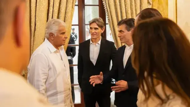 El presidente electo de Bolivia, Rodrigo Paz (d),se reunió con el mandatario panameño José Raúl Mulino (i).