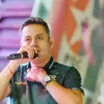 El vicepresidente electo Edmand Lara en un acto de campaña con sus seguidores.