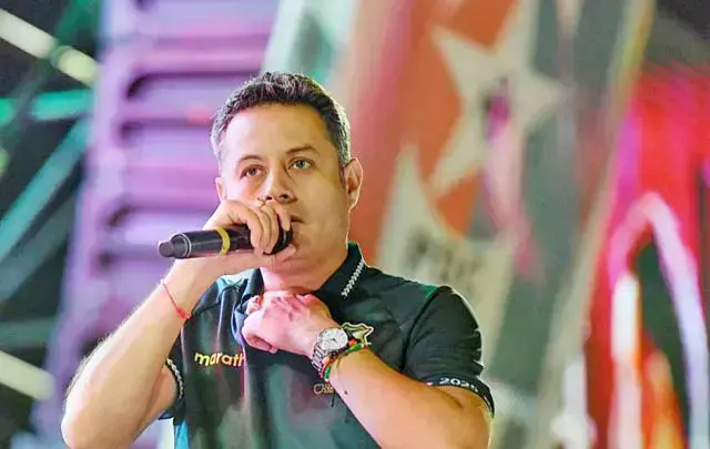 El vicepresidente electo Edmand Lara en un acto de campaña con sus seguidores.