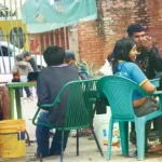 Mujeres ayoreas trabajando los hilos de garabatá para sus tejidos artesanales