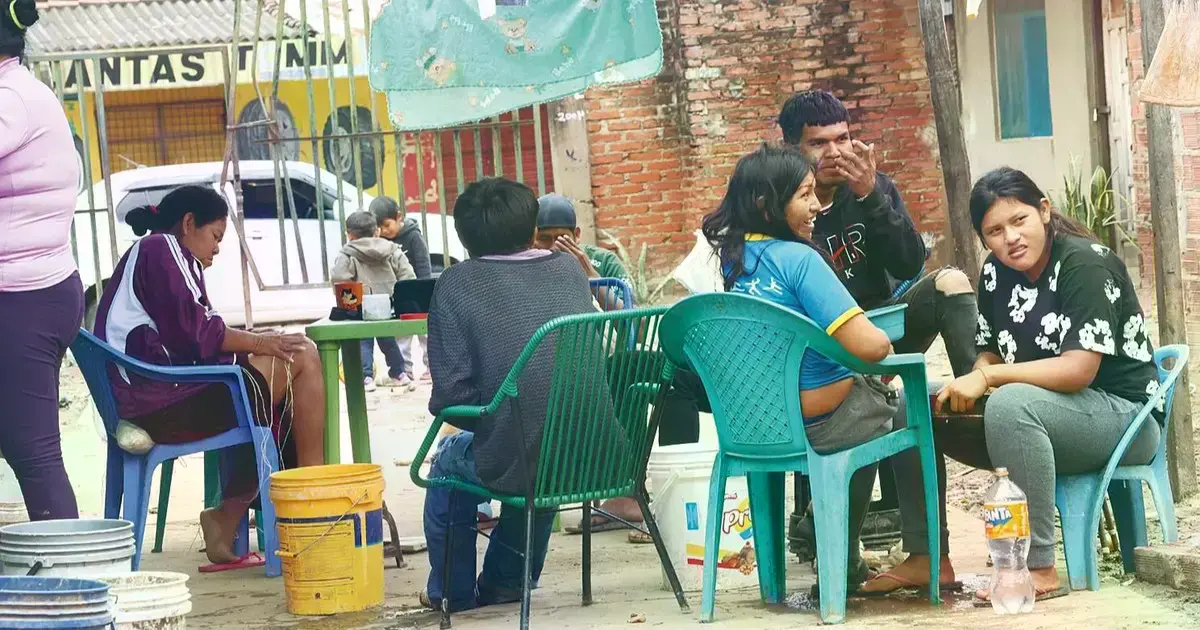 Mujeres ayoreas trabajando los hilos de garabatá para sus tejidos artesanales