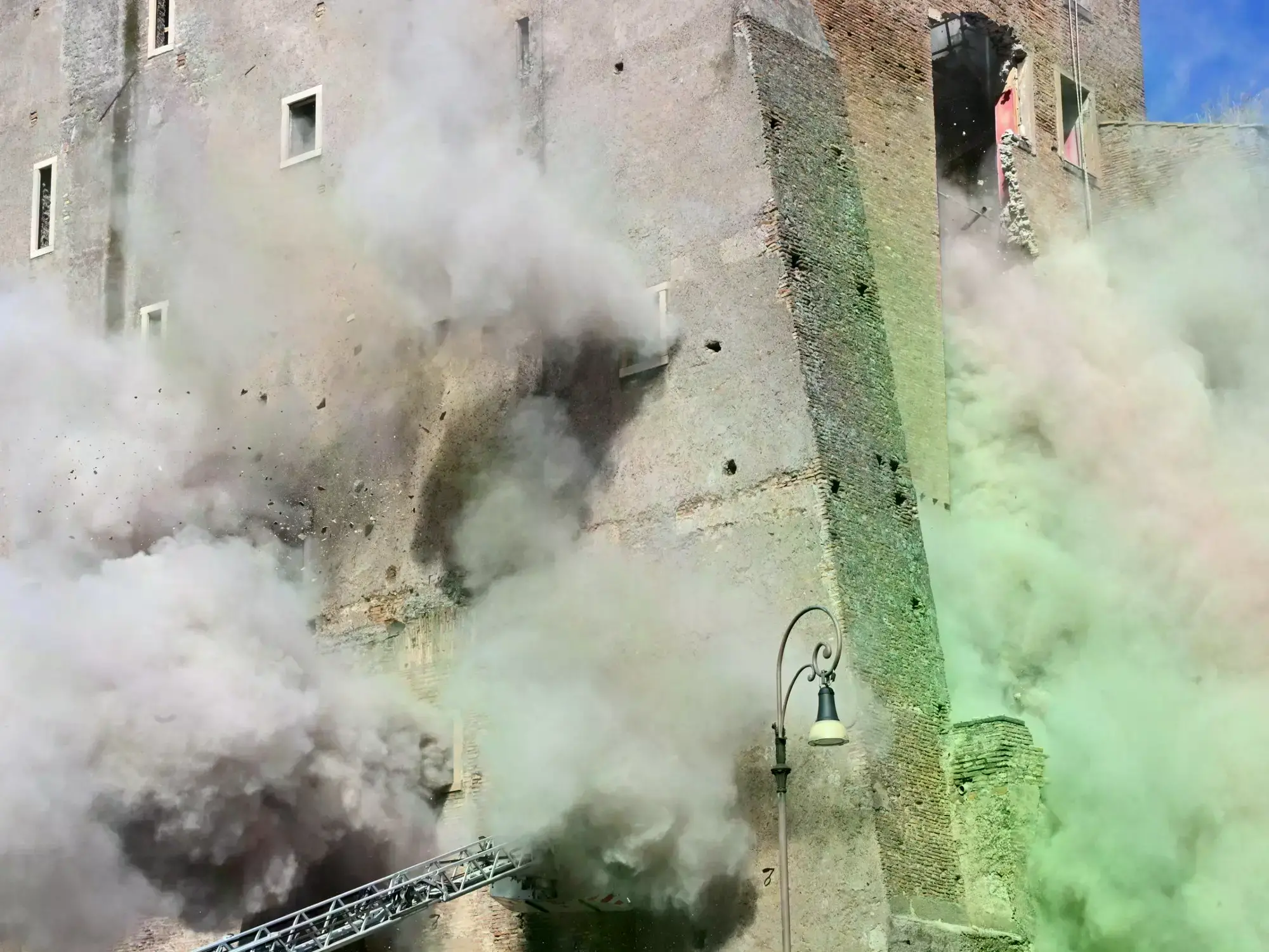 Bomberos rescatan al trabajador atrapado en la Torre dei Conti derrumbada
