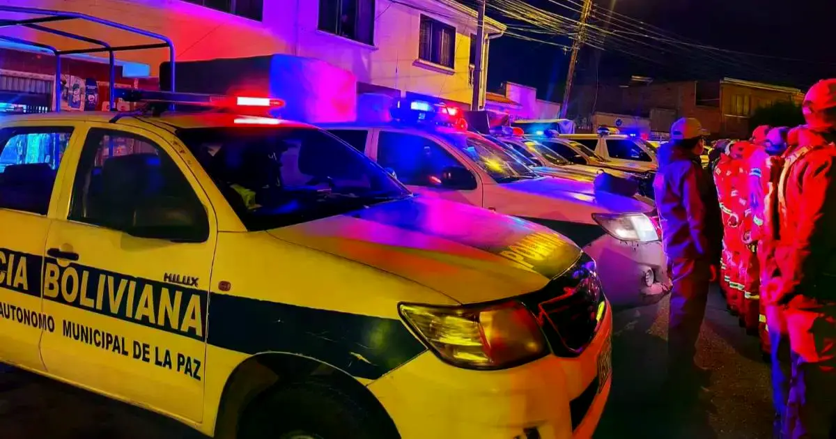 Patrullas de la Policía en un operativo en La Paz.