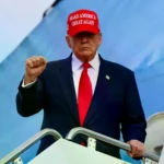 Trump desciende del Air Force One en la base Andrews