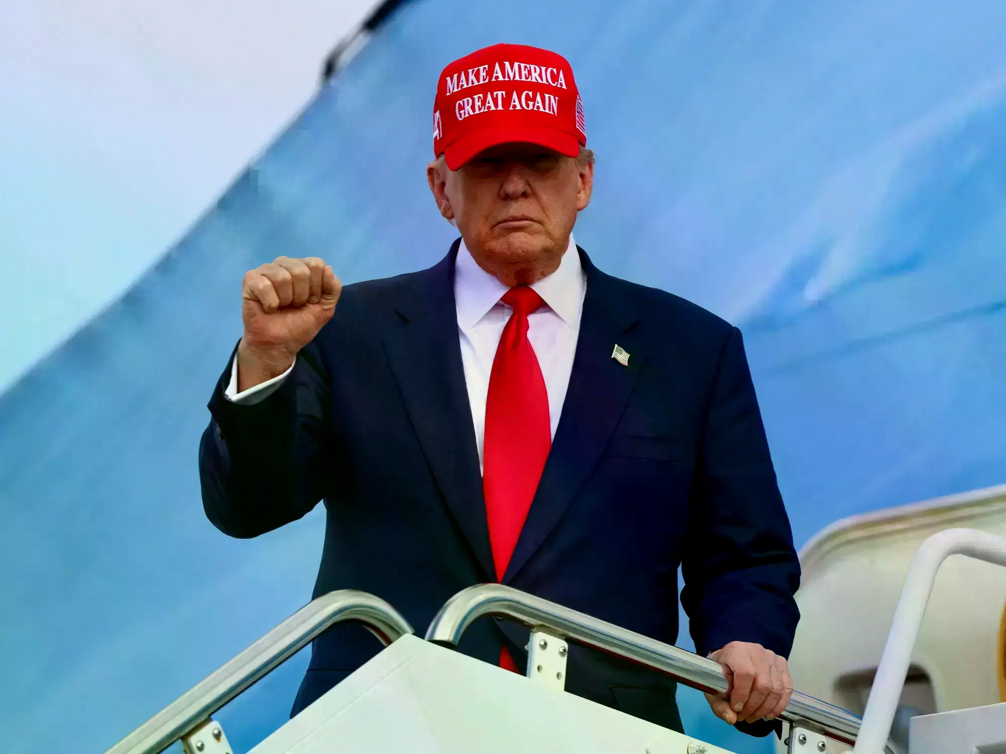 Trump desciende del Air Force One en la base Andrews